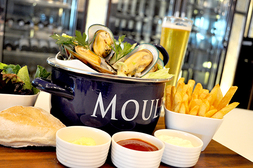 Unlimited mussels and free-flow drinks